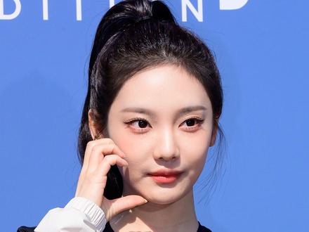 aespa・ニンニン、ピタッとウェアで“美ボディ”披露！爽やか笑顔でイベントに出席