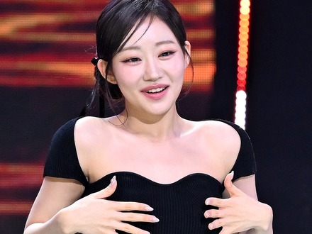 レースの“見せ下着”ファッションで視線を釘付けに、ジュリーの近況に「気絶させる気？」の声