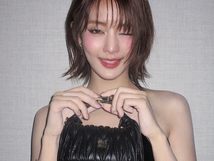 「ほぼ見えてる？」サイド全開シャツで“ふくらみの始まり”をファッションに昇華させたミンニ、視線独占