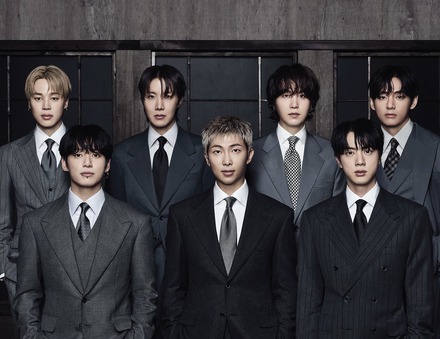 BTS、新アルバム『ARIRANG』グループ写真を初公開！スーツ姿のビジュアルに視線集中