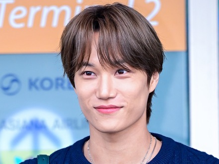 EXO・カイ、パリで見せた“パステルブルー”コーデに絶賛の声！気品あふれる佇まいで視線を独占