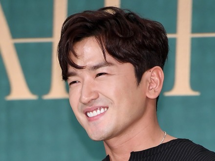 在日コリアンのシングルマザーと結婚、二児の父となったイ・ミヌが新事務所へ 2年ぶりの新曲も