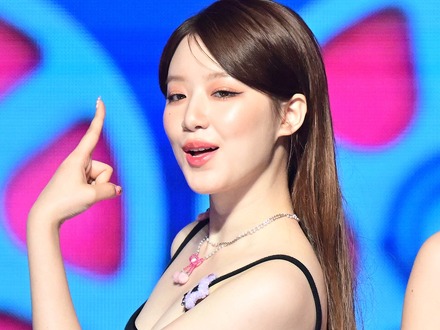 みぞおちまで大胆露出、“ざっくり”衣装に視線集中…シュファに「ボタン留めて」「直視できない」の声