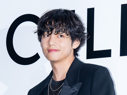 世界中で“品切れ”続出！BTS・V、新AL『ARIRANG』個人版LPがフランスでも販売1位に