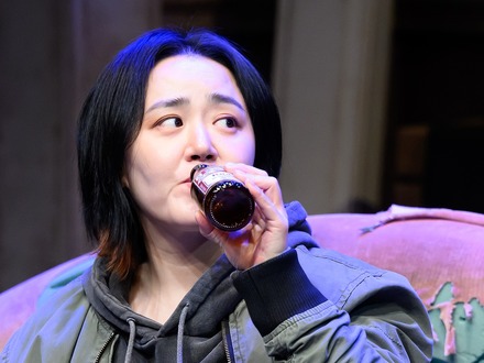 清純派のイメージを脱却しすぎて誰かわからないレベル ムン・グニョン、9年ぶり舞台で衝撃の男性役