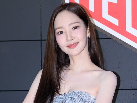 これはキケン…女優パク・ミニョン、華奢な背中露わにして色気放出！普段見せない妖艶な表情