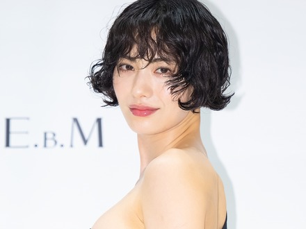 全身タトゥーを「バカみたい」と後悔し除去したナナ、インナーなし密着衣装から跡見える素肌まで