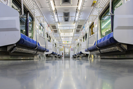 電車内のイメージ（※画像はAdobe Stockより）