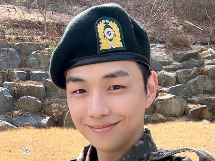 兵役中のWanna One出身カン・ダニエル、凛々しい軍服姿で敬礼！基礎軍事訓練を修了した近況