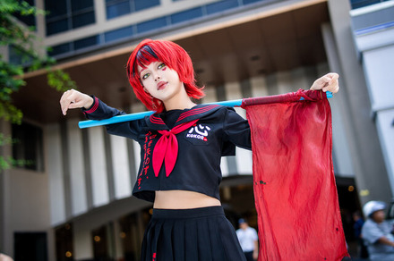 同イベントマスコットキャラ「愛ちゃん」のコスプレをするステージMC