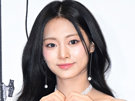 「危険です」TWICE・ツウィ、“胸元エアポケット”に視線集中！ギャップ満点な姿にファン悶絶