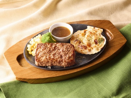 ビーフハンバーグステーキ＆北海道産帆立のグラタン（税込1,529円）