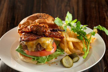 NY発ステーキハウスがアメリカ各地の伝統料理をアレンジ！新作バーガー4種を5月限定で販売 画像