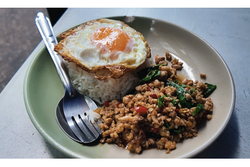 【アジア美食レポート】路地裏50バーツから和牛まで！一度は食べたいバンコク“絶品ガパオ”3選 画像