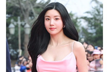 豊満ラインを堂々と…“びしょ濡れフェスの女神”ウンビ、密着ボディスーツ姿に視線集中「すっごい」 画像