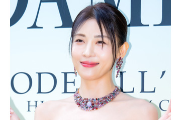 え！タトゥー？“NHK韓ドラの女王”ハ・ジウォン、色気あふれるオフショル姿に視線釘付け 画像