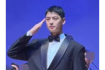 やはり芸能人…約13億円の追徴金を完納したチャ・ウヌが軍楽隊イベントに登場、目を引くビジュアル 画像