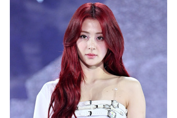 布面積少なすぎ…LE SSERAFIM・ユンジン、“ほぼ紐”の攻め衣装に悶絶「わぁ」「これは危険」 画像