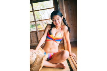 “衝撃の18歳”虹咲カリナが、人生初の虹色ビキニ姿を披露！1stイメージ映像が配信開始 画像