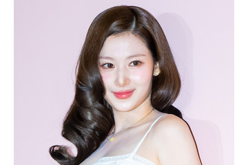 ずり落ちそう…TWICE・サナ、“胸元ざっくり”トップスから溢れるボリューム感「やっばい」 画像