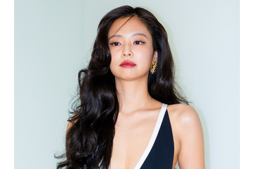 上は何も着用しない大胆さ！BLACKPINK・ジェニー、果敢なファッションへの挑戦で一皮むける 画像
