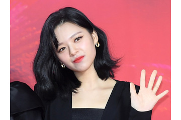 TWICE・ジョンヨン、至近距離ショットで際立つ“無欠点ビジュアル”に反響「毛穴ゼロ」「美の暴力」 画像