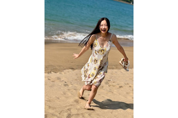 ちばひなの、花柄ワンピースで海辺を駆け回る！ビキニ姿で抜群のスタイル披露 画像