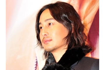 “ヨン様”と共演も…芸能界から姿を消した韓国俳優、3児の父に「元気に生まれてきてくれた」 画像