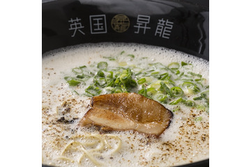 ロンドン原点の「英国昇龍」、26日に東京初出店！トリュフ豚骨脂泡RAMEN＆博多創作焼鳥串を提供 画像