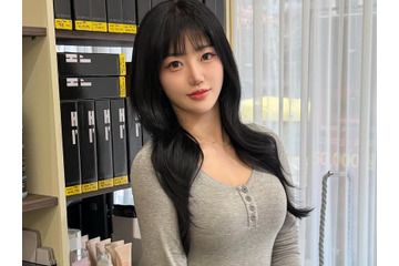 小さめTシャツで際立つ豊かな肉体…抜群透明感の“元OL”韓国チアに「学生みたい」の声 画像