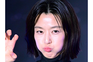 “顔は20代、手はリアル”と話題のチョン・ジヒョン、今度は小麦色の肌で視線独占 画像