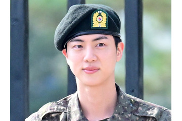「JINさんが僕を英雄に」BTS・JIN、兵役中に出会った後輩アイドルを気遣う美談が話題 画像