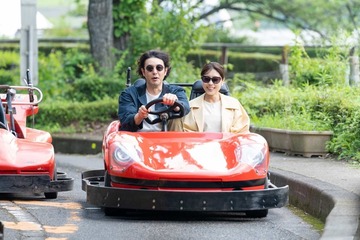 有村架純＆オダギリジョー『さとこはいつも』ゴーカートや動物ふれあい“お忍び”デートのシーン写真解禁 画像