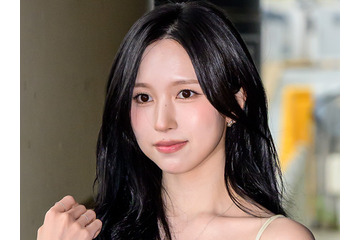胸元のファスナーを深く下ろし…TWICE・ミナ、インナー透け見えドレスで大人の色香「直視できない」 画像