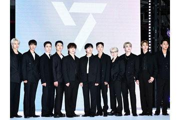 SEVENTEEN、笑いのためならスーツ姿で土も這う！“K-POP界のバラエティ王”らしい一面 画像