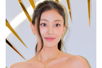 ほぼ紐だけ…TWICE・ジヒョ、“大胆バックレス”衣装で美スタイル披露「危険」「破壊力えぐい」 画像