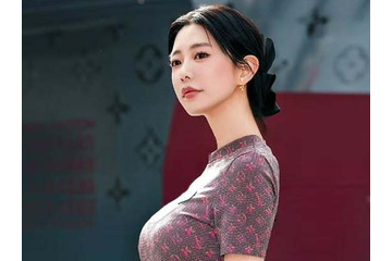 はみ出しそうなボリューム…「世界で最も美しい顔」2位のクララ、“上も下も危険”なドレスで魅了 画像