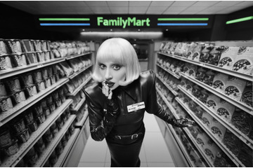 レディー・ガガがファミマ店員に！新CM「ファミマではたらく？」篇が25日放映開始 画像
