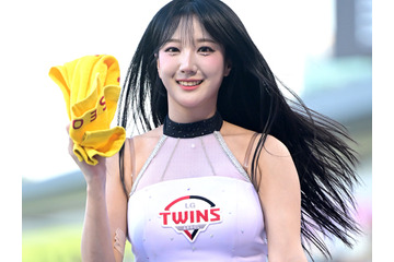 「パンパンや」胸もと強調タイトトップスに視線集中、韓国人気美女チアの豊満スタイルに絶賛の声 画像