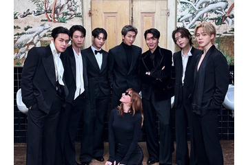 「女性蔑視では？」BTSの集合写真に批判…削除されるもVが再投稿　実は女性監督の“定番ポーズ”だった 画像