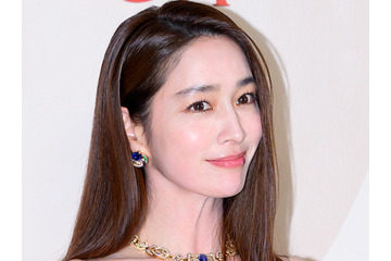 俳優イ・ビョンホンの女優妻（44）、“ツヤ肌”の秘訣は美容施術？年1回の本格ケアを公開 画像