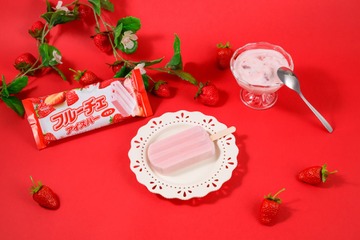 ファミマ、「フルーチェアイスバー イチゴ」を27日発売　飲料版も再登場 画像
