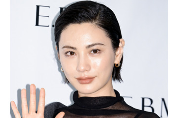 “膨らみ”もうっすら…元BIGBANG・T.O.Pと交際中のナナ、インナー丸見えスケスケ衣装で視線独占 画像