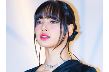 脚を高く上げ大胆ポーズ…リサ、はち切れそうな“ピチピチ”衣装で視線強奪！ファスナー下げて攻めた肌見せ 画像