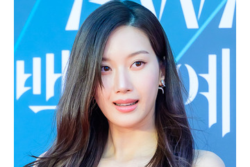 「ほぼ全部見えてる」衣装で話題に！女優ムン・ガヨン、密着リブニットで“膨らみ”強調…Vの隙間にクギ付け 画像