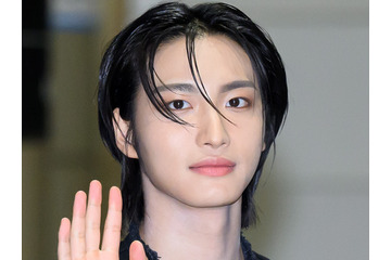 「沖縄来てたの!?」ATEEZ・ソンファ、海が似合う爽やかな白シャツ姿にトキメキ…【PHOTO】 画像
