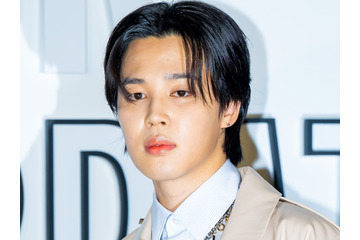 BTS・JIMIN、白スーツで魅せる成熟した色気…“彫刻級フェイスライン”にため息【PHOTO】 画像