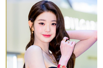 組み替える美脚にドキッ…IVE・ウォニョン、“透けタイツ”映えるミニ丈で魅了「危険な美しさだ」 画像