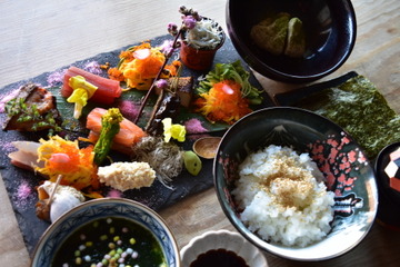 鎌倉の懐石料理店、旬の鮮魚や野菜が入った「彩り手巻き寿司」を復活販売！ 画像