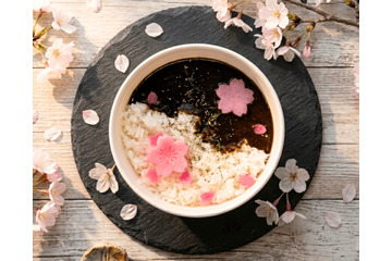埼玉・西南さくら祭りに“桜漬け”を添えた「漆黒のカレーライス」が登場！ 画像